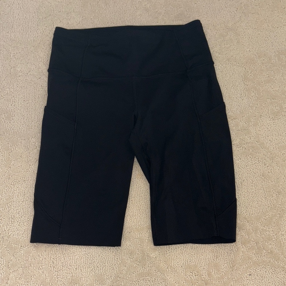 Lululemon Biker Shorts size 6 with double side pockets
